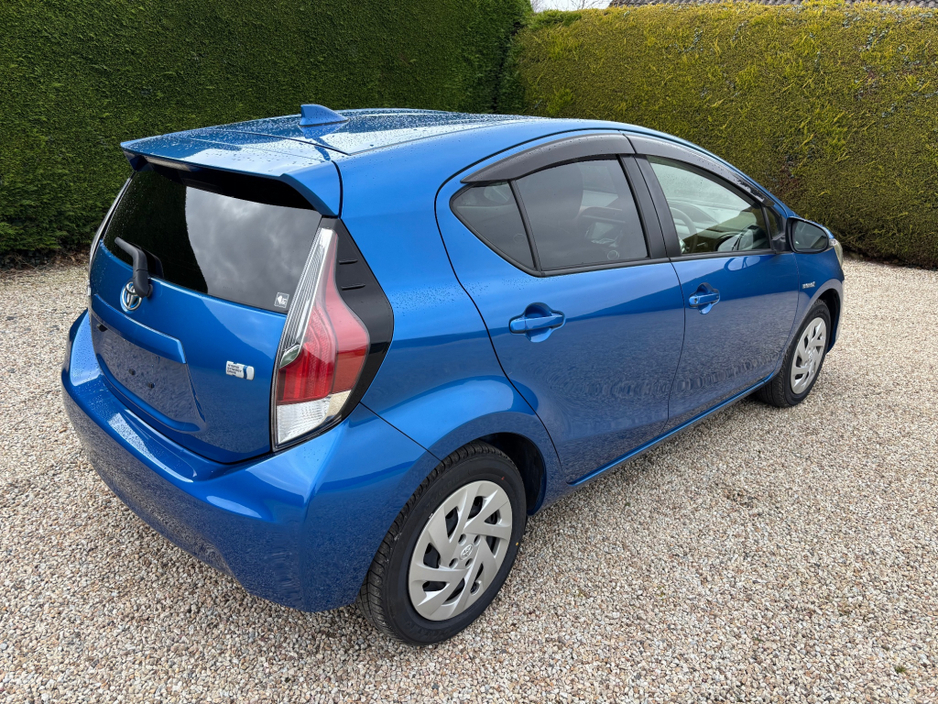 2016 Toyota Aqua - image 3