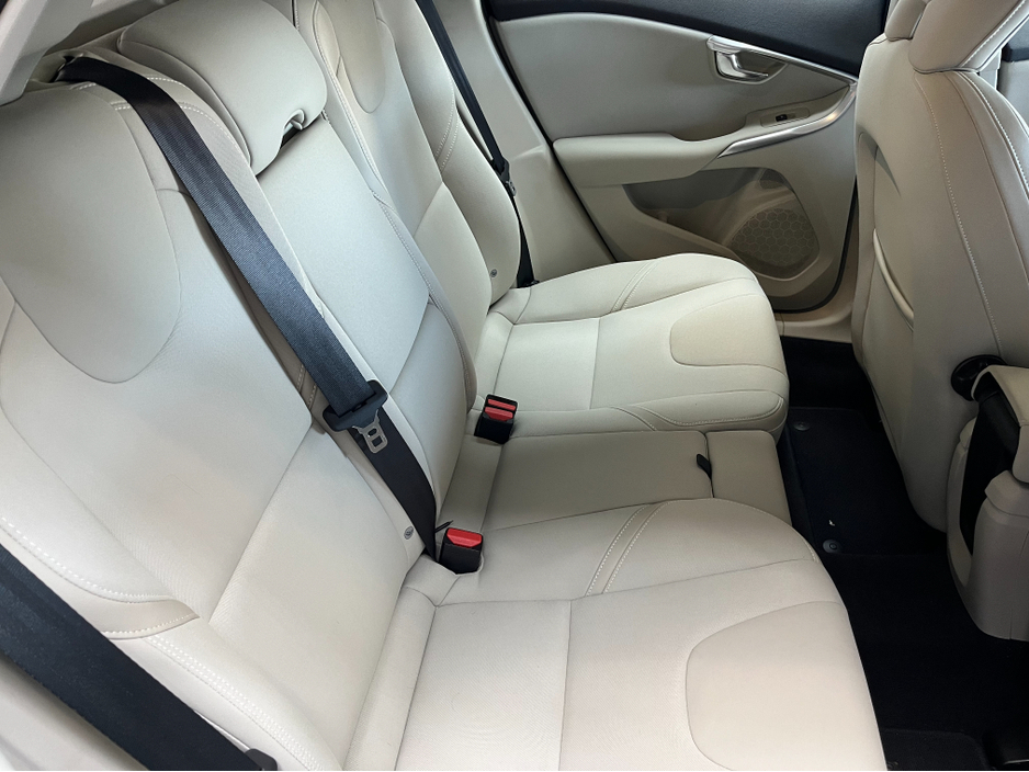 2015 Volvo V40 2015 VOLVO V40 D4 SE 2.0 AUTOMATIC / CRUISE CONTROL / REVERSE CAMERA / PADDLE SHIFTERS