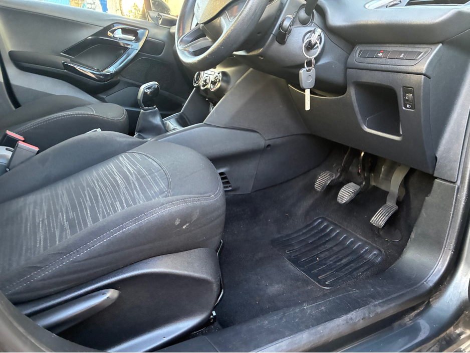 2013 Peugeot 208 - image 8