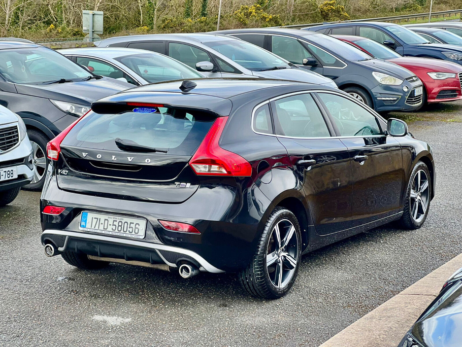 2017 Volvo V40 - image 7