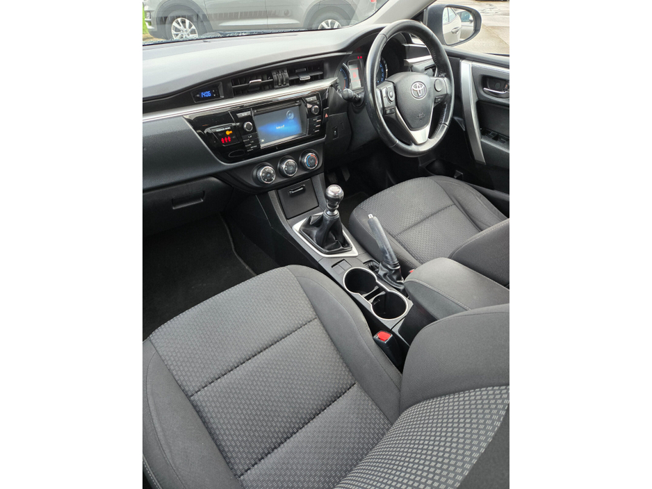 2015 Toyota Corolla - image 6