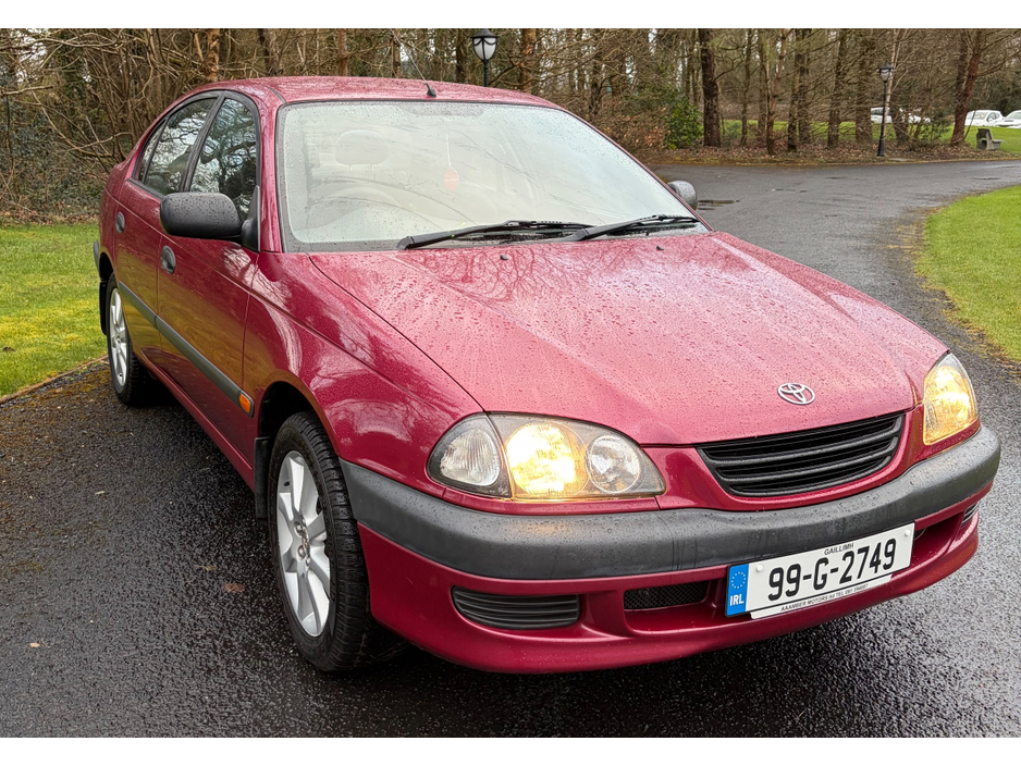 1999 Toyota Avensis - image 2