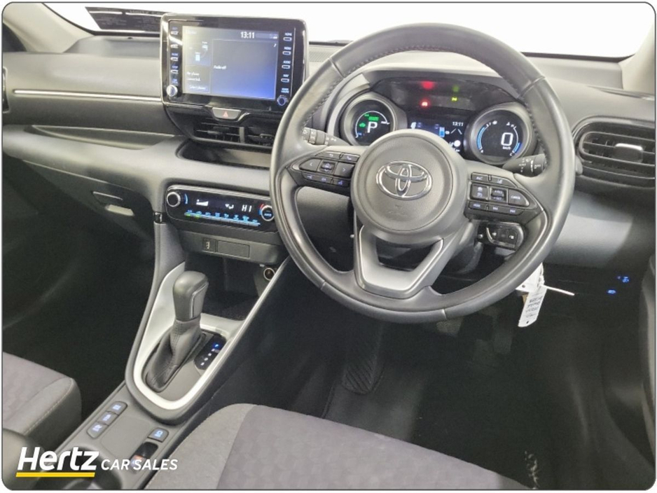 2023 Toyota Yaris - image 12