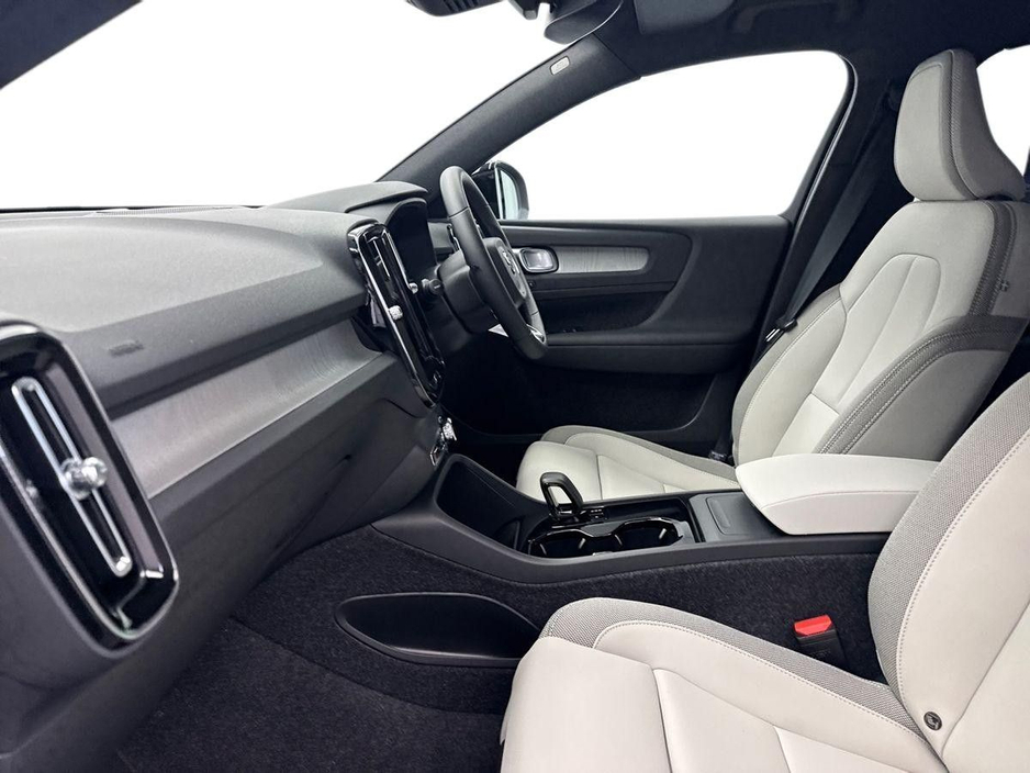 2026 Volvo EX40 - image 2