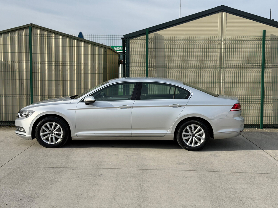 2015 Volkswagen Passat - image 3