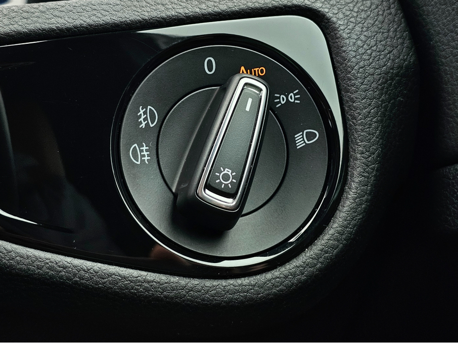 2014 Volkswagen Golf - image 14