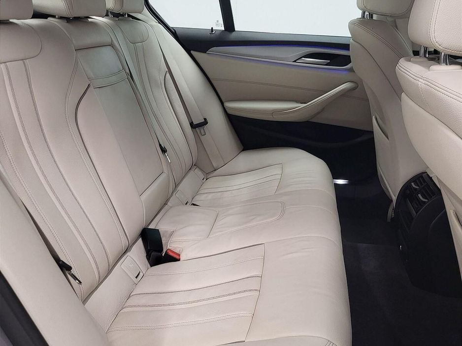 2022 BMW 5 Series - image 11