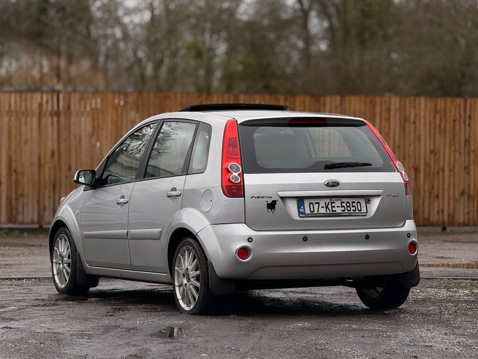 2007 Ford Fiesta - image 17