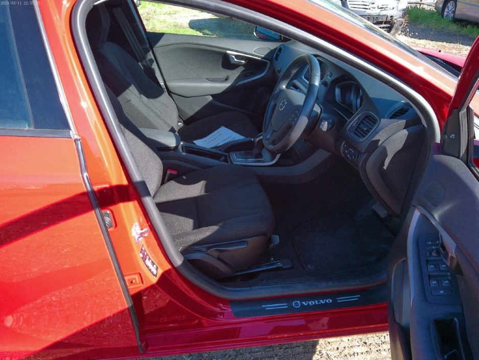 2018 Volvo V40 - image 10