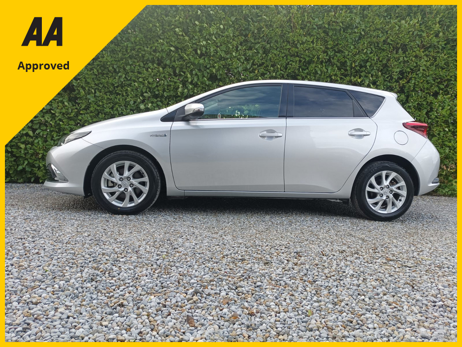 2016 Toyota Auris 1.8 PETROL HYBRID HALF LEATHER INTERIOR IMMACULATE INSIDE WITH ONLY 27,404kms COMPREHENSIVE SERVICE HISTORY (10 STAMPS) REVERSE CAMERA TOUCH SCREEN RADIO APPLE CARPLAY&ANDROIDAUTO FACTORY IMMOBILISER €16,795