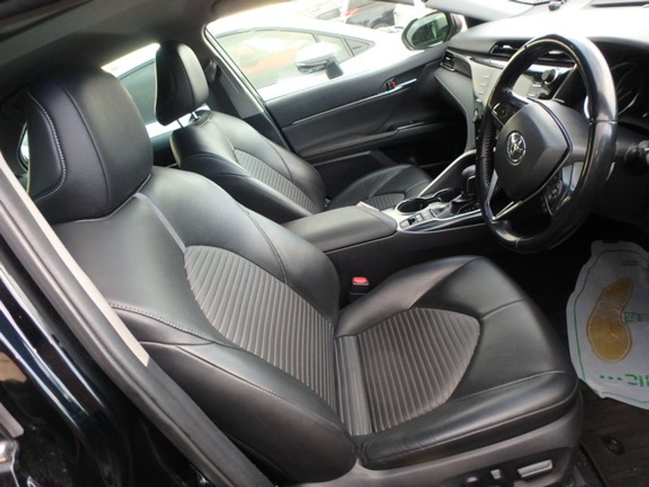 2020 Toyota Camry - image 5