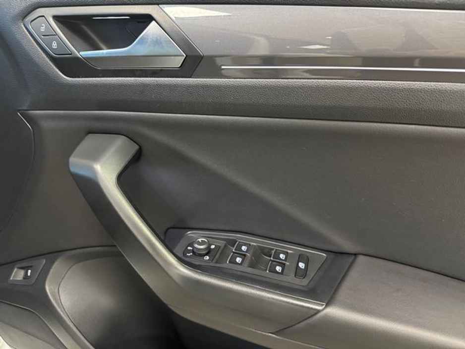 2020 Volkswagen T-Roc - image 12