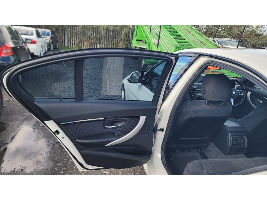 2016 BMW 3 Series - image 13