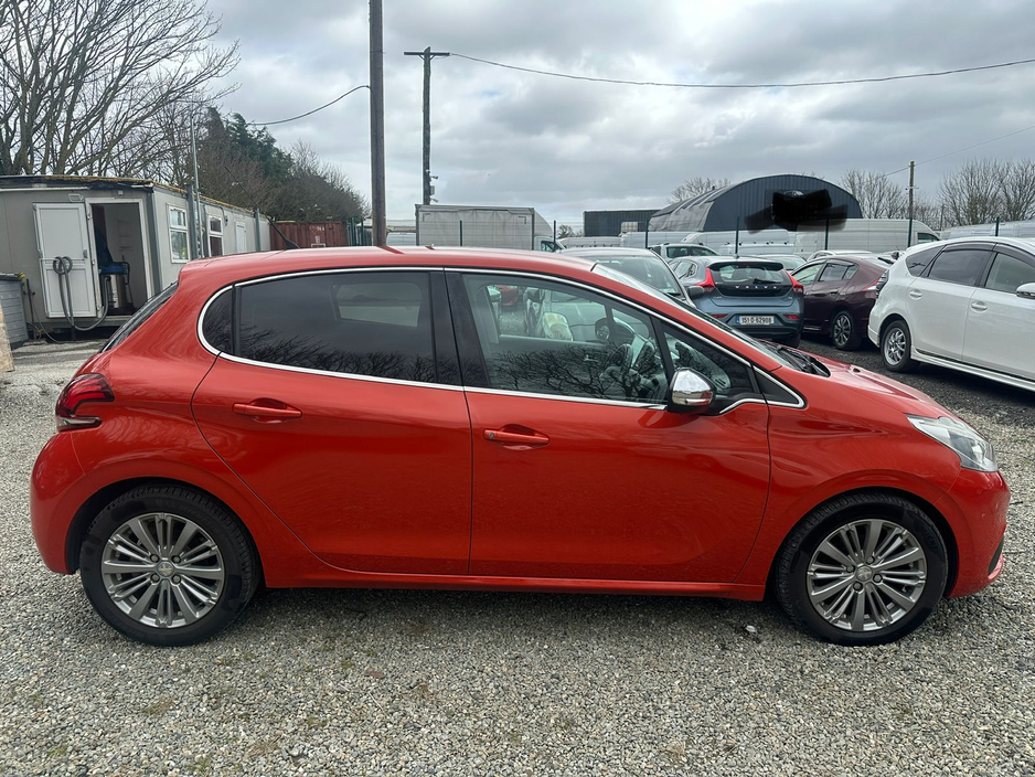 2017 Peugeot 208 - image 8