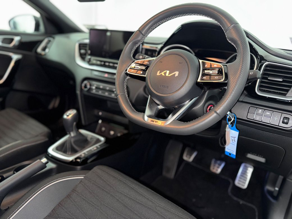 2025 Kia Ceed - image 2