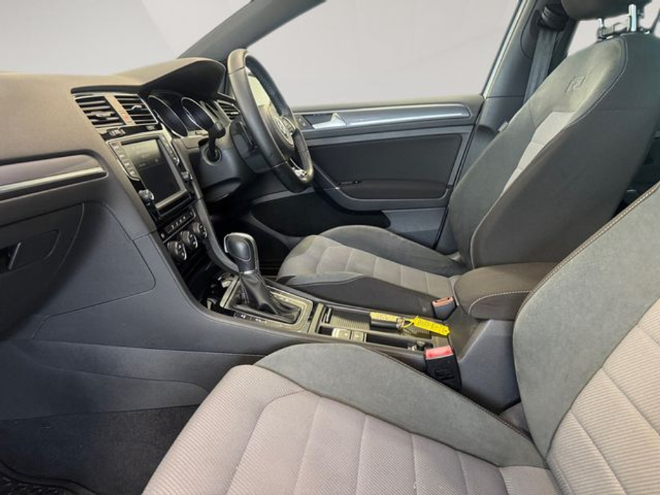 2016 Volkswagen Golf - image 17