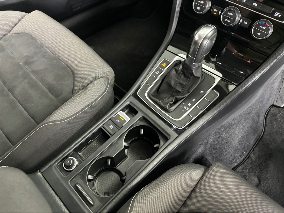 2013 Volkswagen Golf - image 9