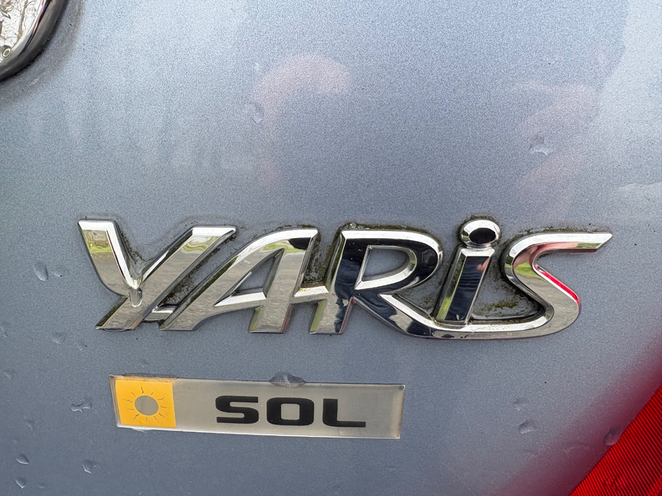 2012 Toyota Yaris - image 13