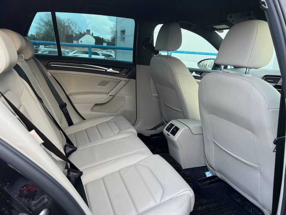 2020 Volkswagen Golf - image 8