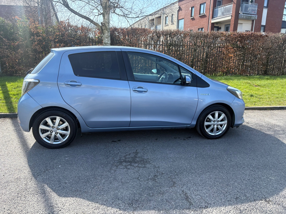 2013 Toyota Vitz - image 3