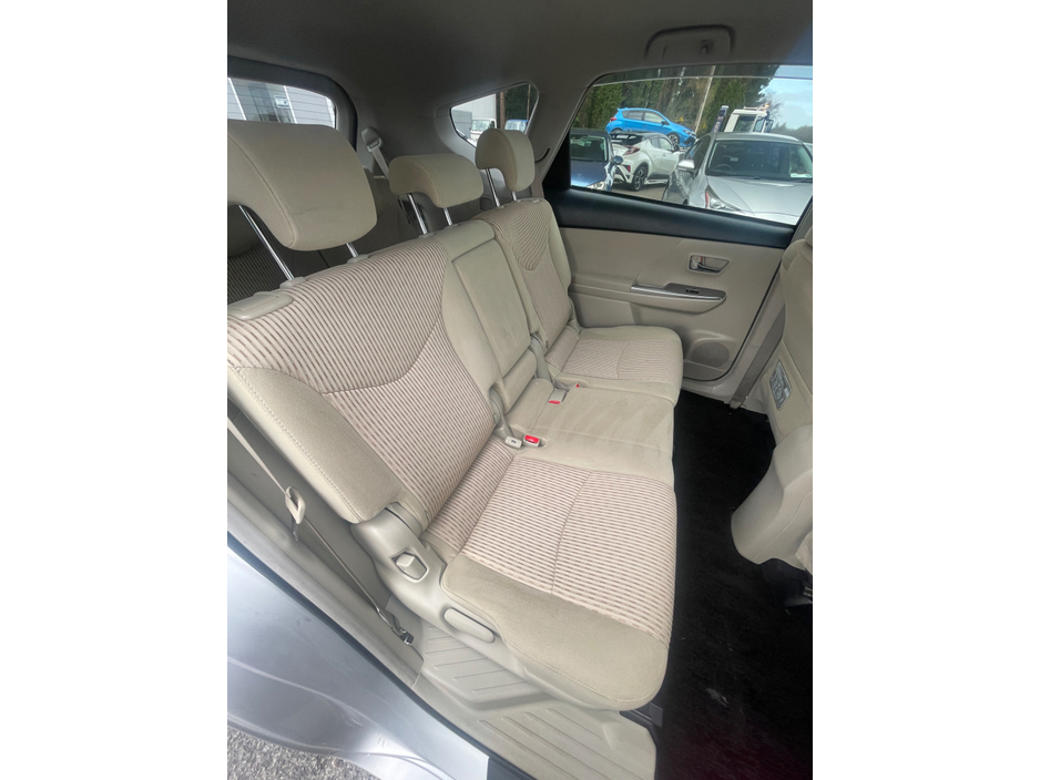 2015 Toyota Prius Alpha - image 15