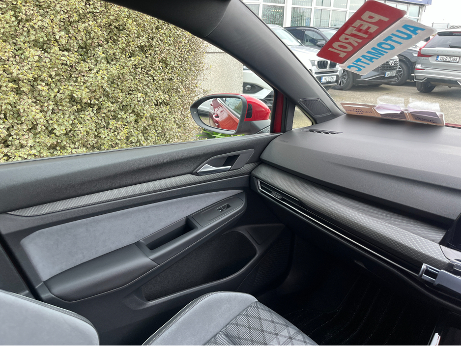 2022 Volkswagen Golf - image 16