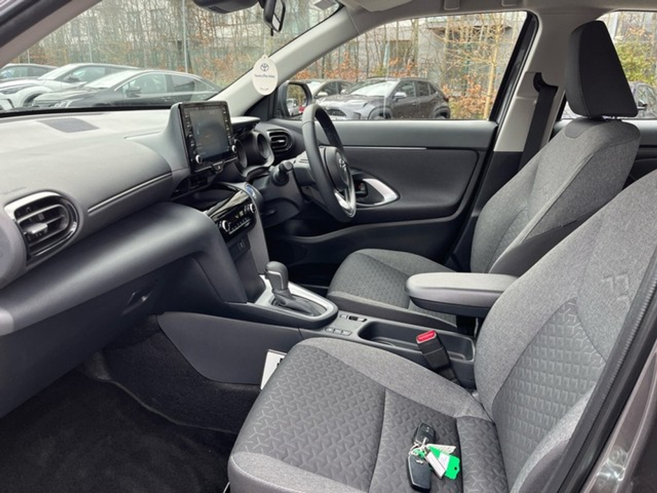 2023 Toyota Yaris Cross - image 6