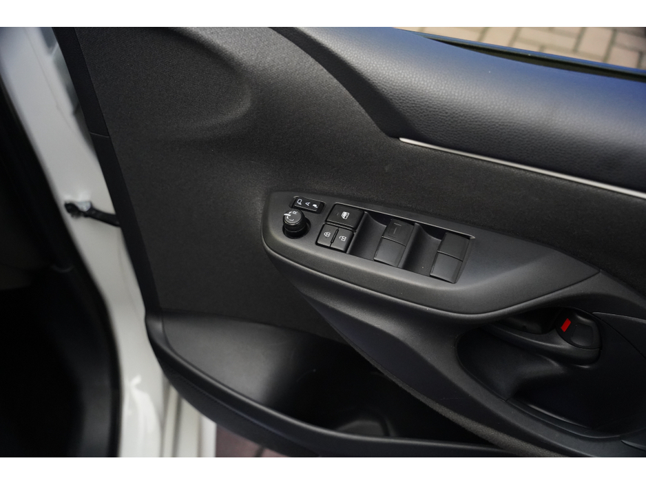 2020 Toyota Yaris - image 10