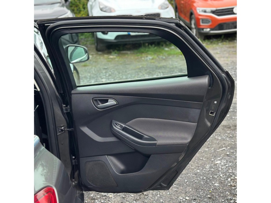 2018 Ford Focus - image 6