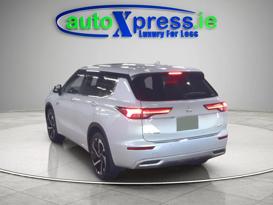 2023 Mitsubishi Outlander PHEV 4WD, Low mileage, Reversing camera
