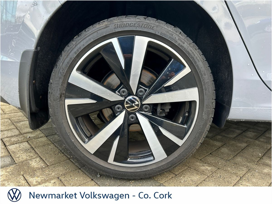 2025 Volkswagen Golf - image 2