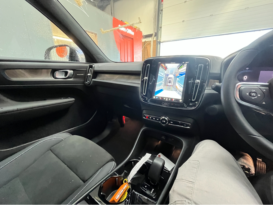 2023 Volvo XC40 - image 19