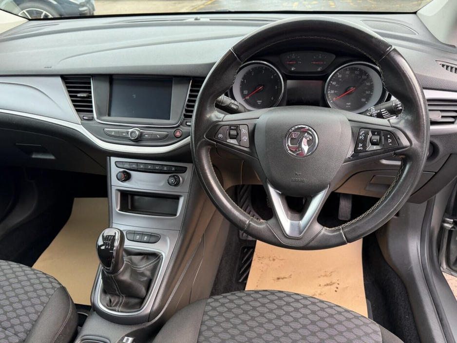 2021 Vauxhall Astra - image 9