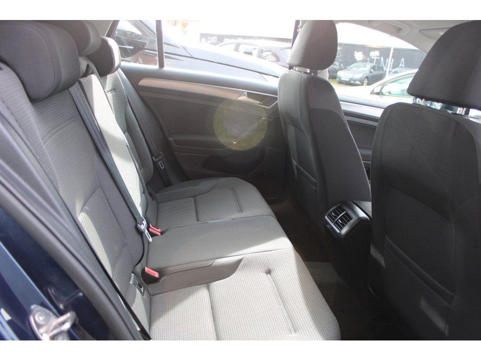 2014 Volkswagen Golf - image 9