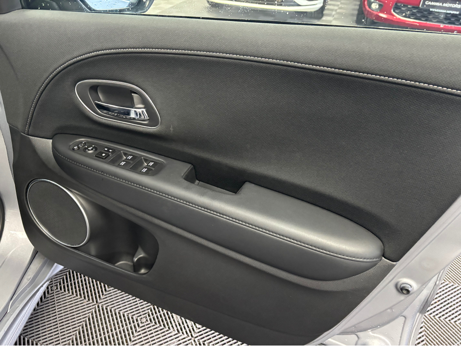 2017 Honda Vezel - image 6