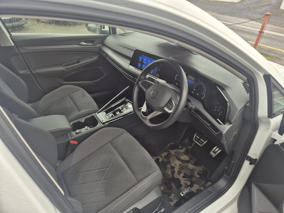 2023 Volkswagen Golf - image 2