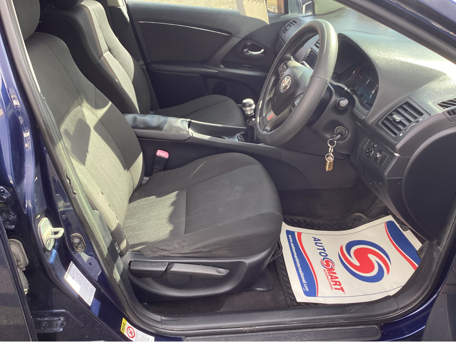 2010 Toyota Avensis - image 10