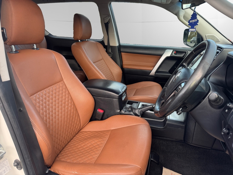 2019 Toyota Landcruiser - image 12