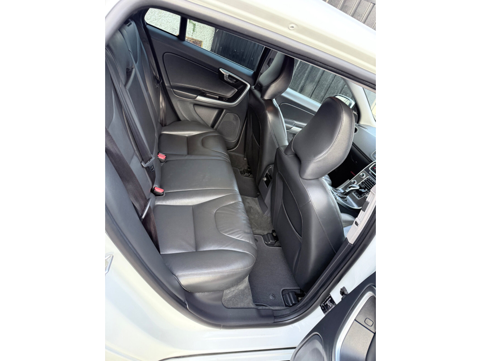 2016 Volvo V60 - image 18