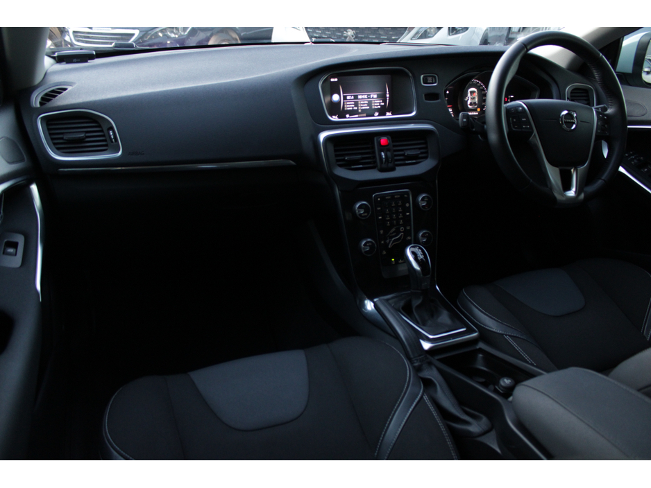 2017 Volvo V40 2.0D4 MOMEMTUM EDITION 180HP 5DR HATCHBACK AUTOMATIC // HUGE SPEC // 1 OWNER CAR WITH 112,355 KM'S // WELL WORTH VIEWING // BUY WITH CONFIDENCE AA AND SIMI APPROVED DEALER 2026 // FINANCE ARRANGED // €15,950