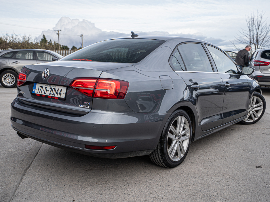 2017 Volkswagen Jetta - image 2