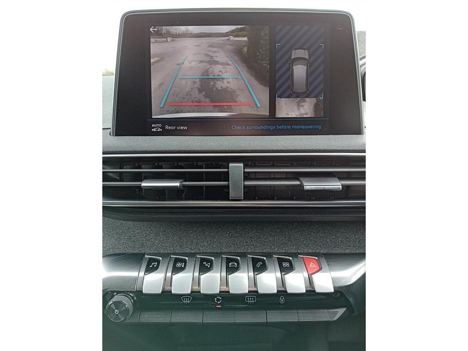 2018 Peugeot 3008 - image 9