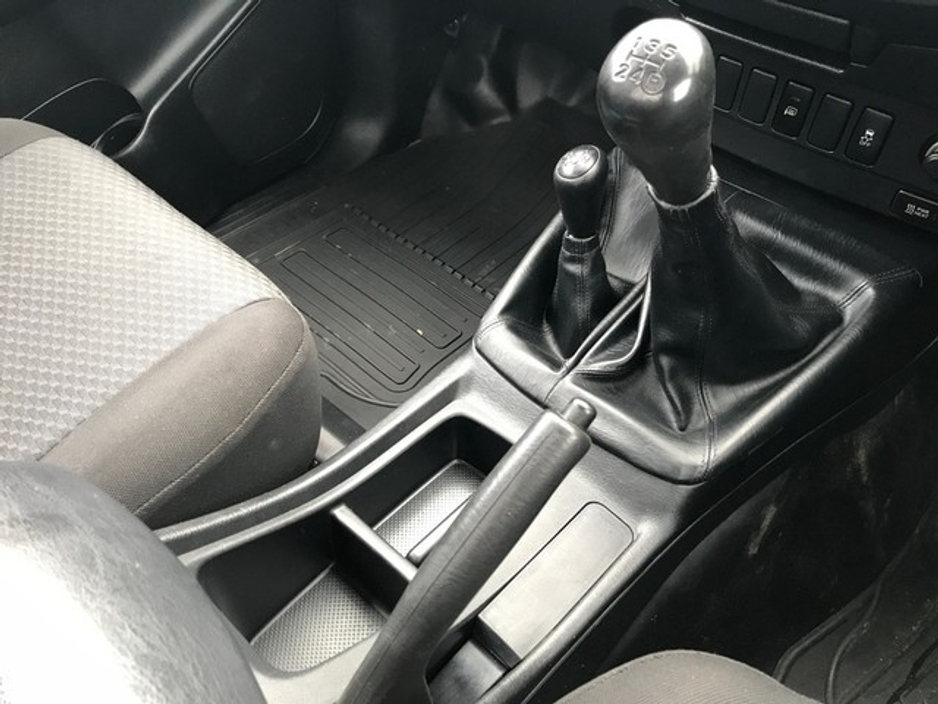 2015 Toyota Hilux - image 11