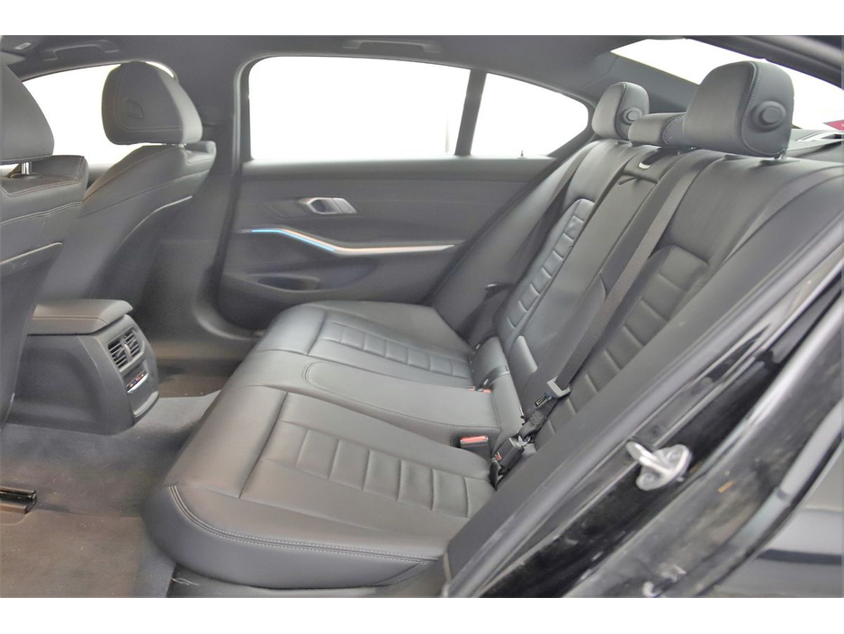 2021 BMW 3 Series - image 16