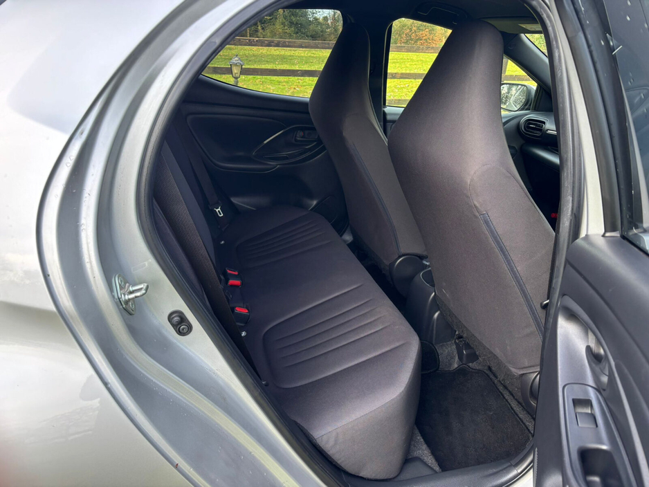 2021 Toyota Yaris - image 12