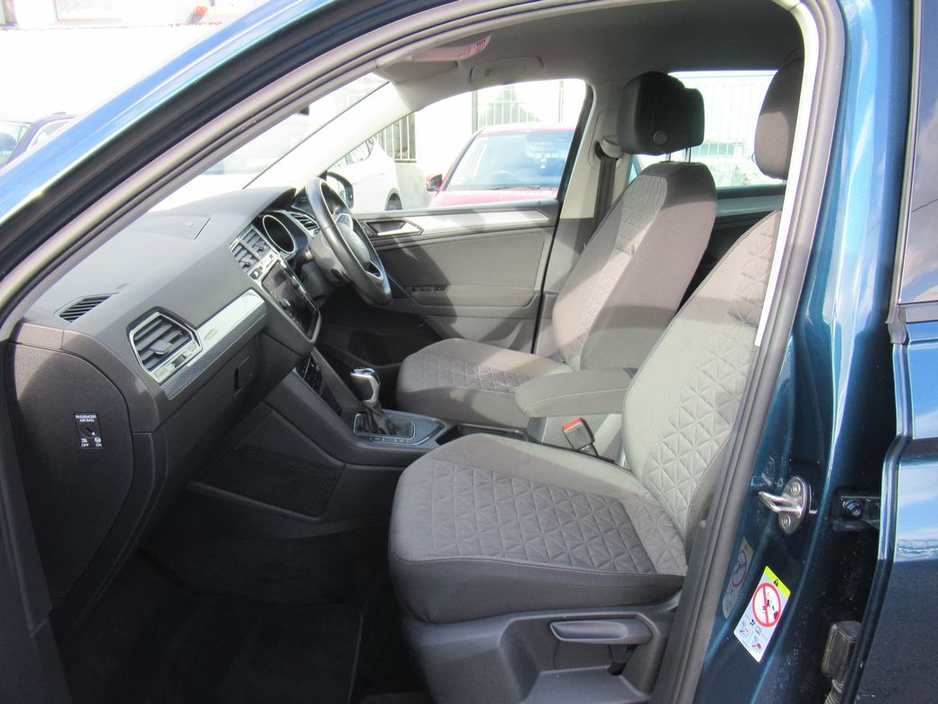 2022 Volkswagen Tiguan - image 9