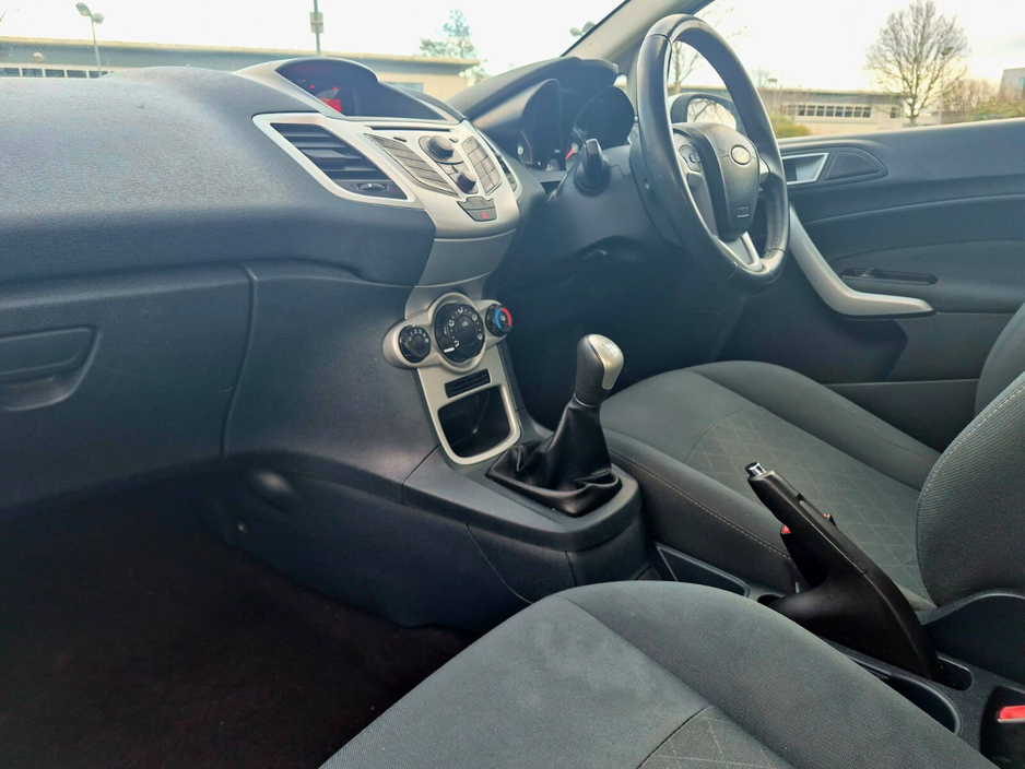 2012 Ford Fiesta - image 11