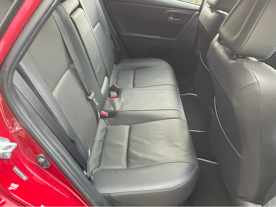 2018 Toyota Auris - image 16