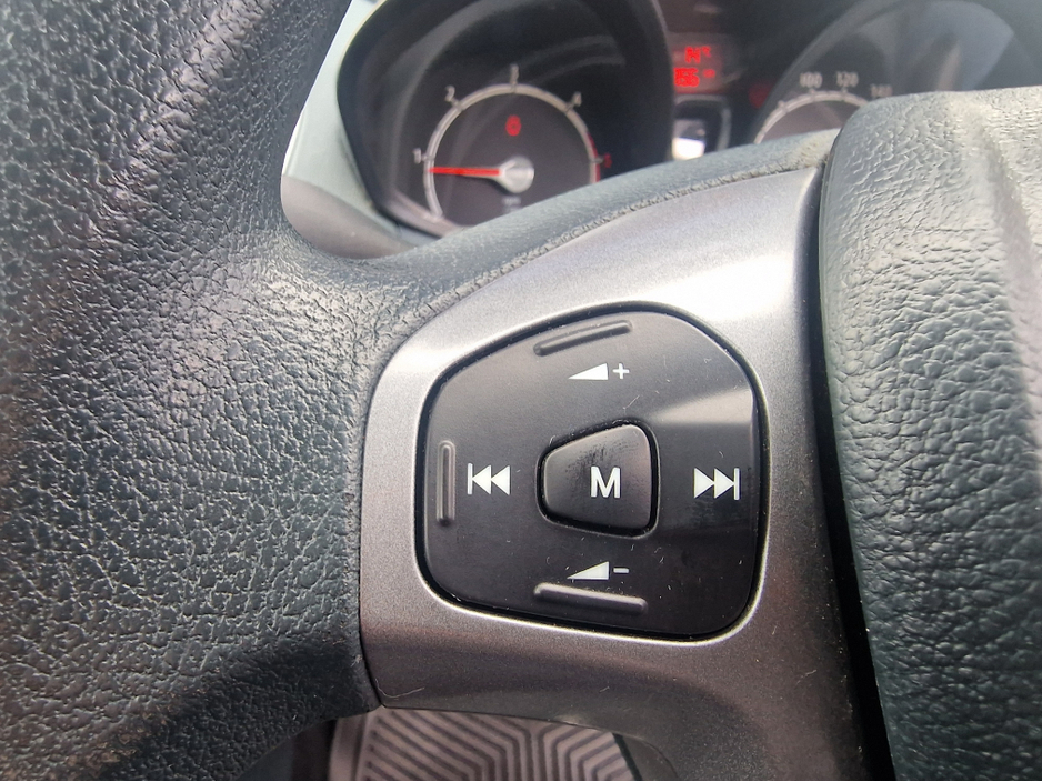 2011 Ford Fiesta - image 17