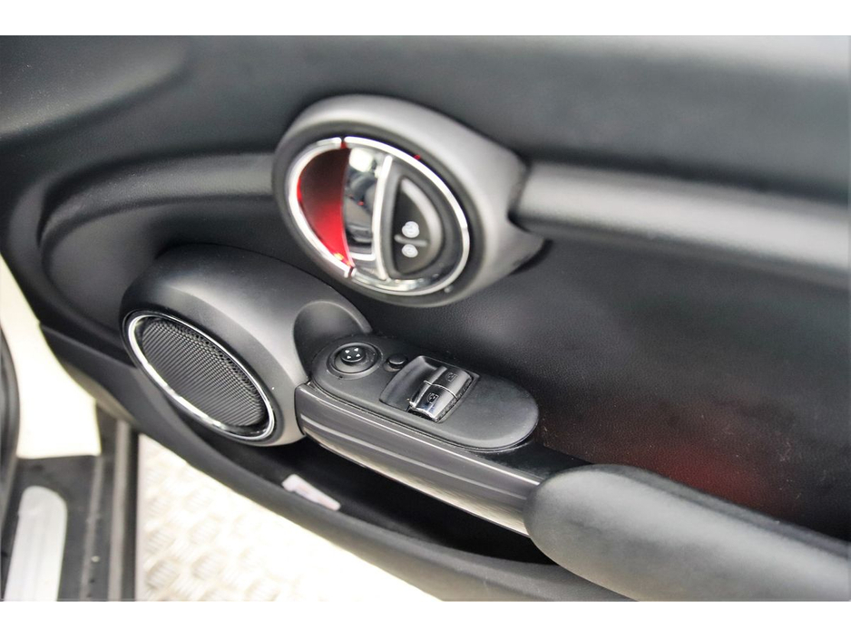 2016 MINI Hatch - image 17